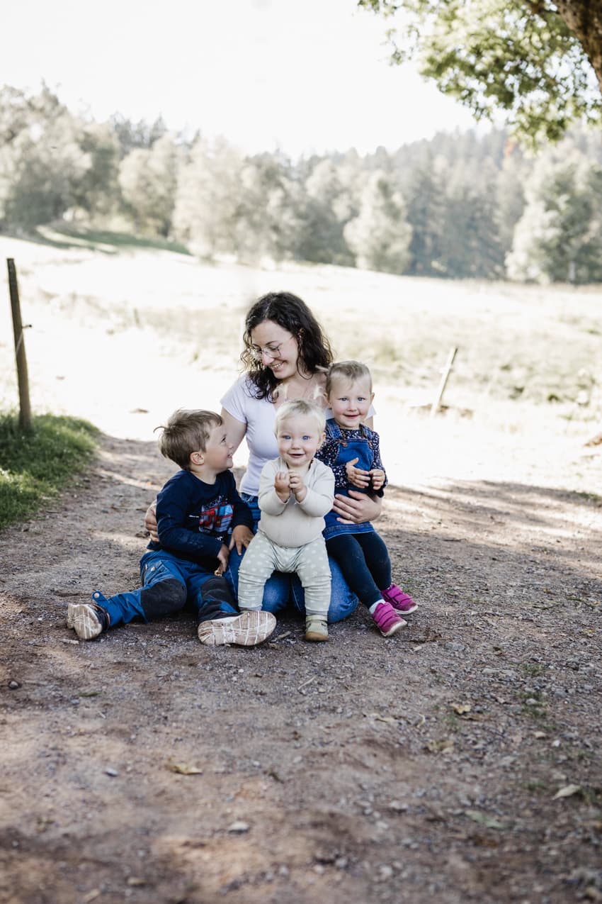 Mutter mit ihren drei Kindern