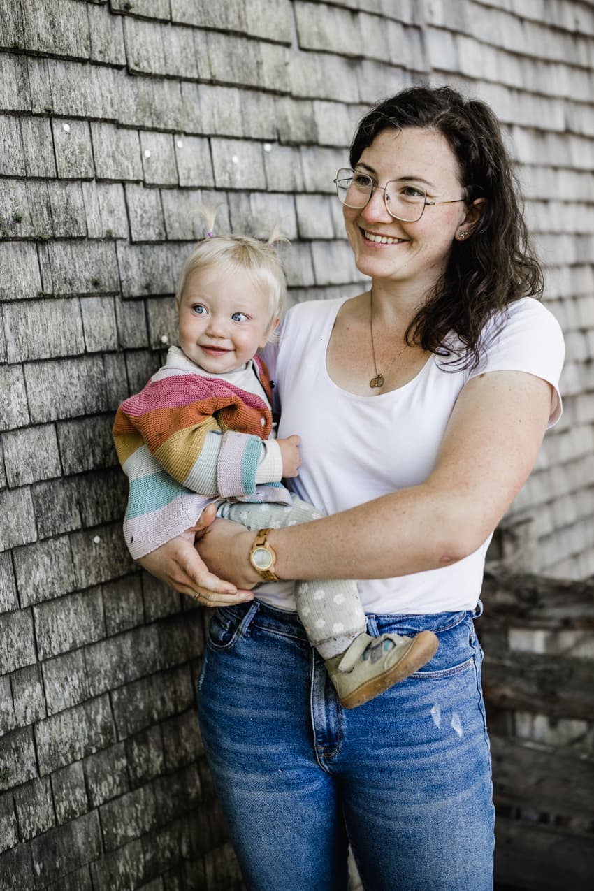 Mutter mit Tochter auf dem Arm