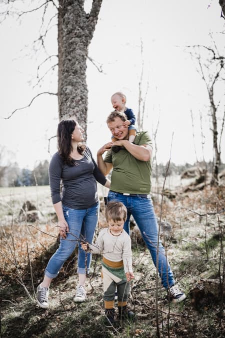 Familie mit Kind auf den Schultern