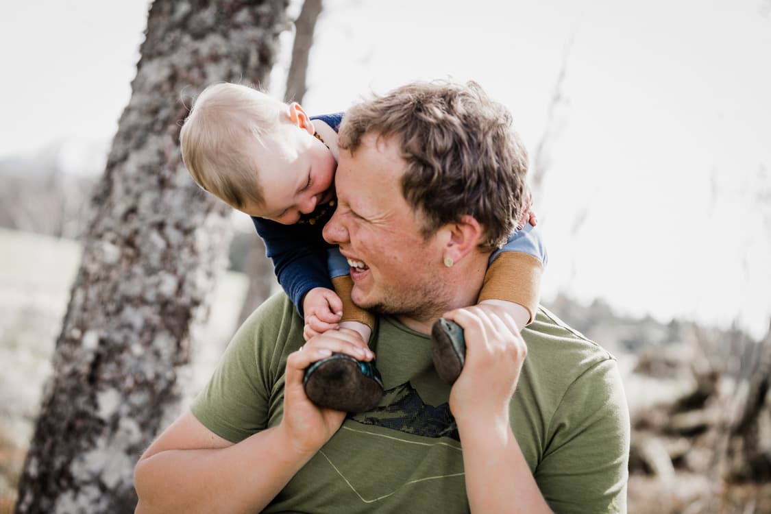 Vater mit kind auf den Schultern