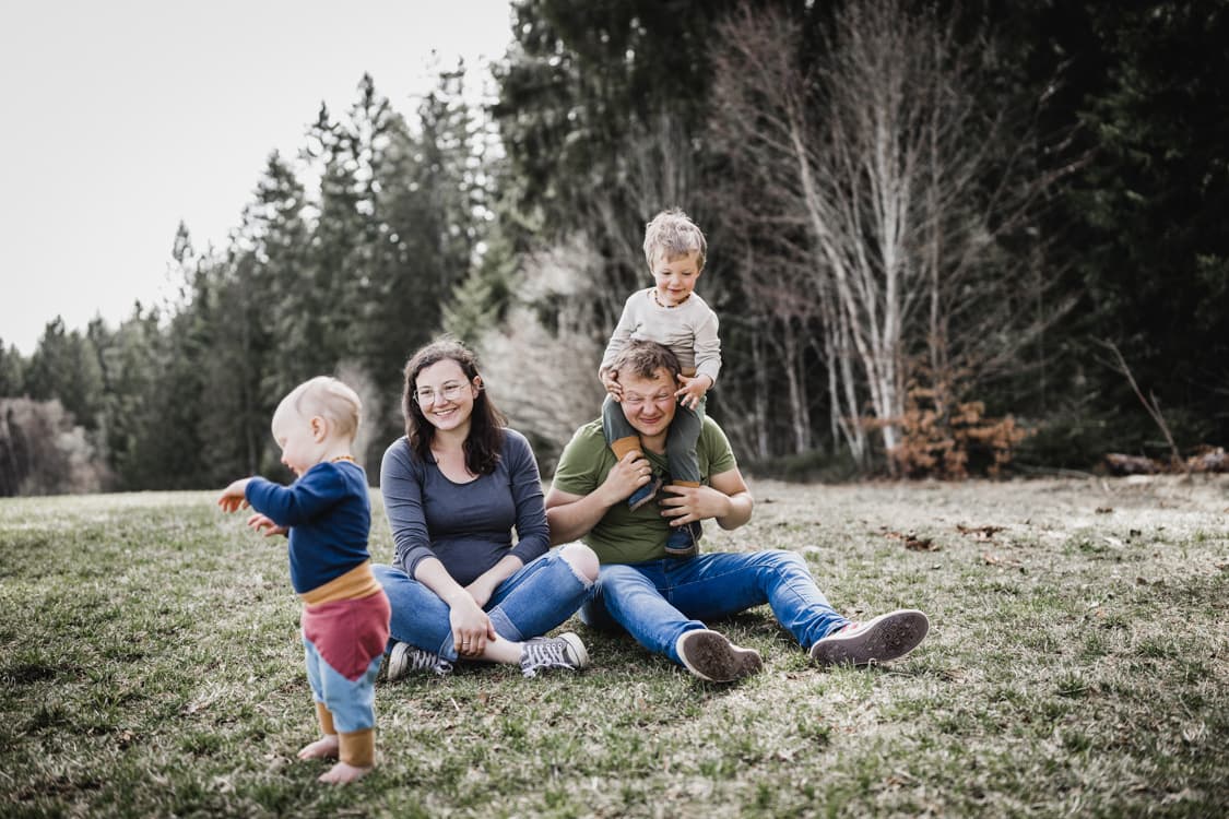 Paar mit Kindern auf Wiese
