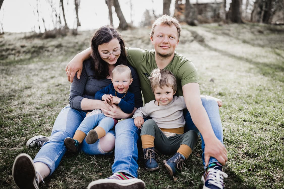 Familienfoto auf einer Wiese