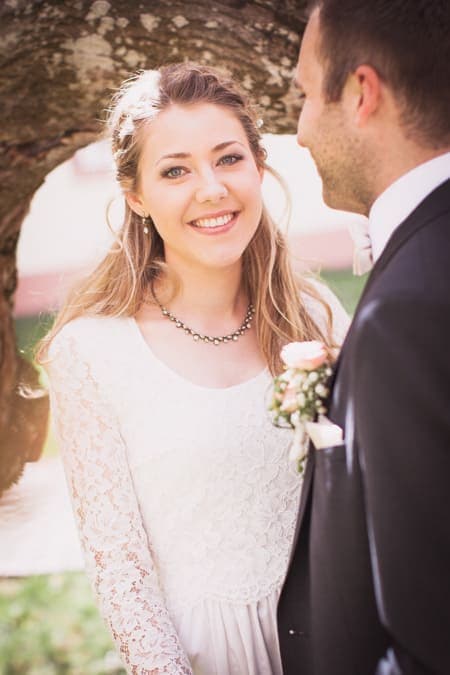 Braut blickt in die Kamera