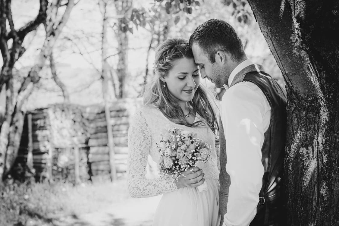 Brautpaar lehnt Köpfe aneinander