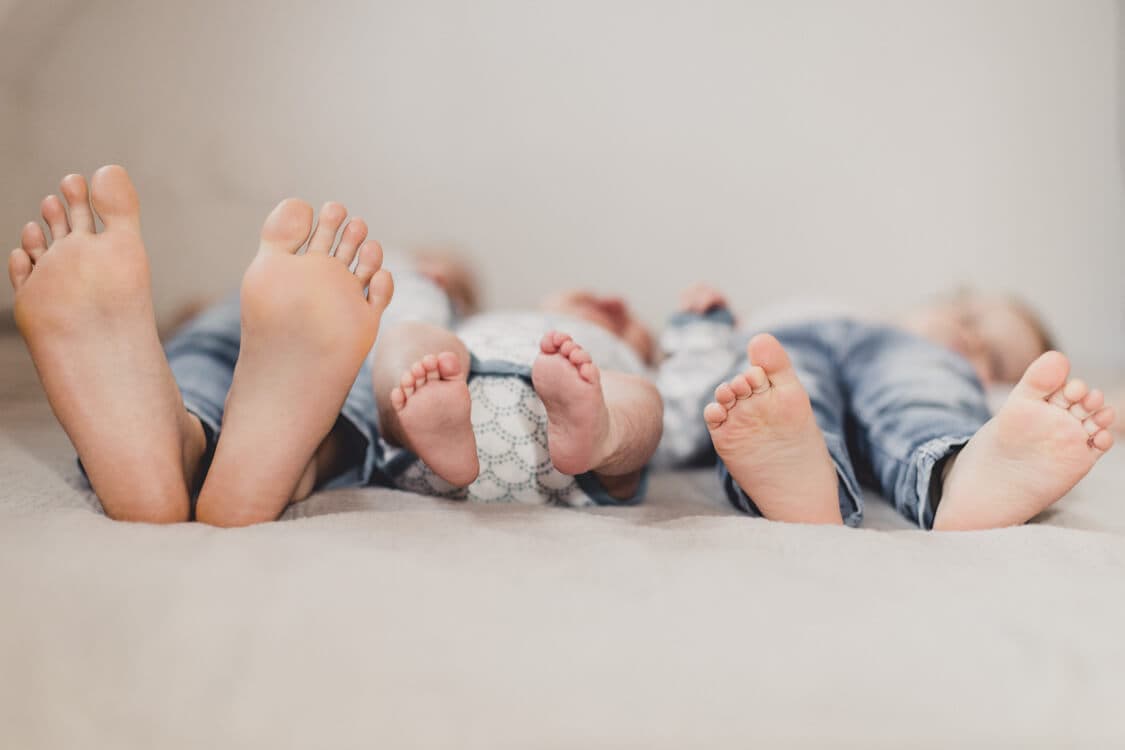 Fußsohlen von drei Geschwistern