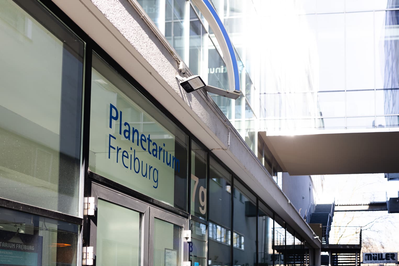 Außenansicht des Planetariums Freiburg bei Tageslicht
