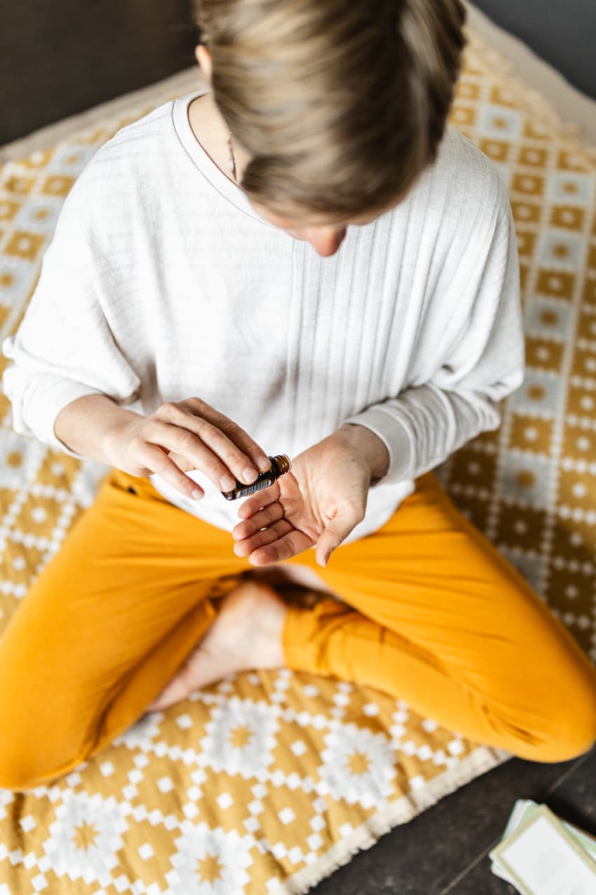 Frau träufelt Öl auf Hände, Detailaufnahme für Homepage-Bilder