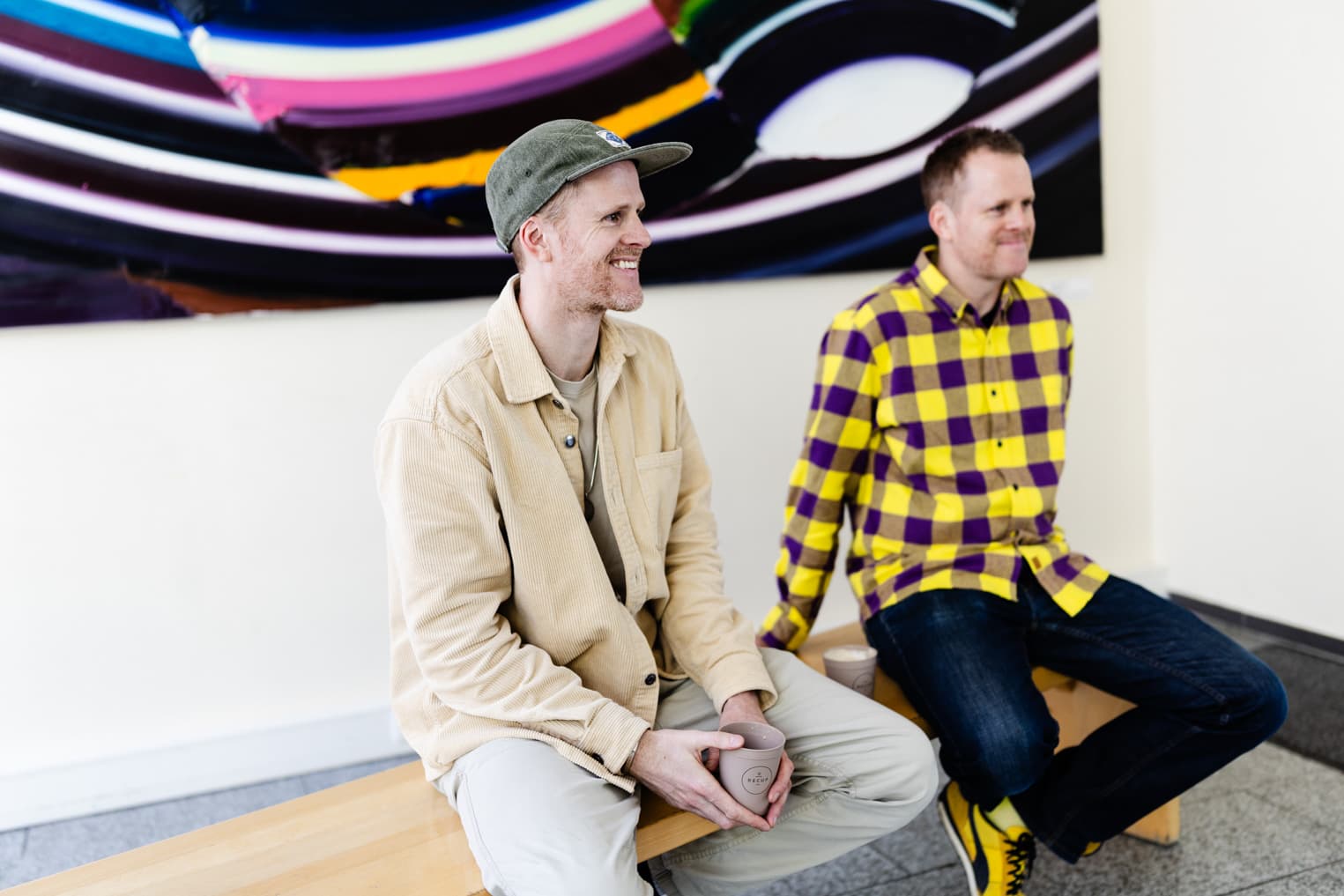 Zwei Männer der Band Zweierpasch sitzen auf einer Bank im Planetarium Freiburg