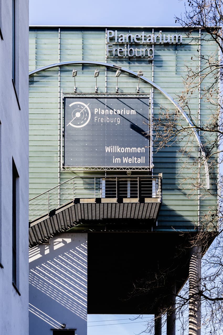 Außenaufnahme des Gebäudes des Planetariums Freiburg