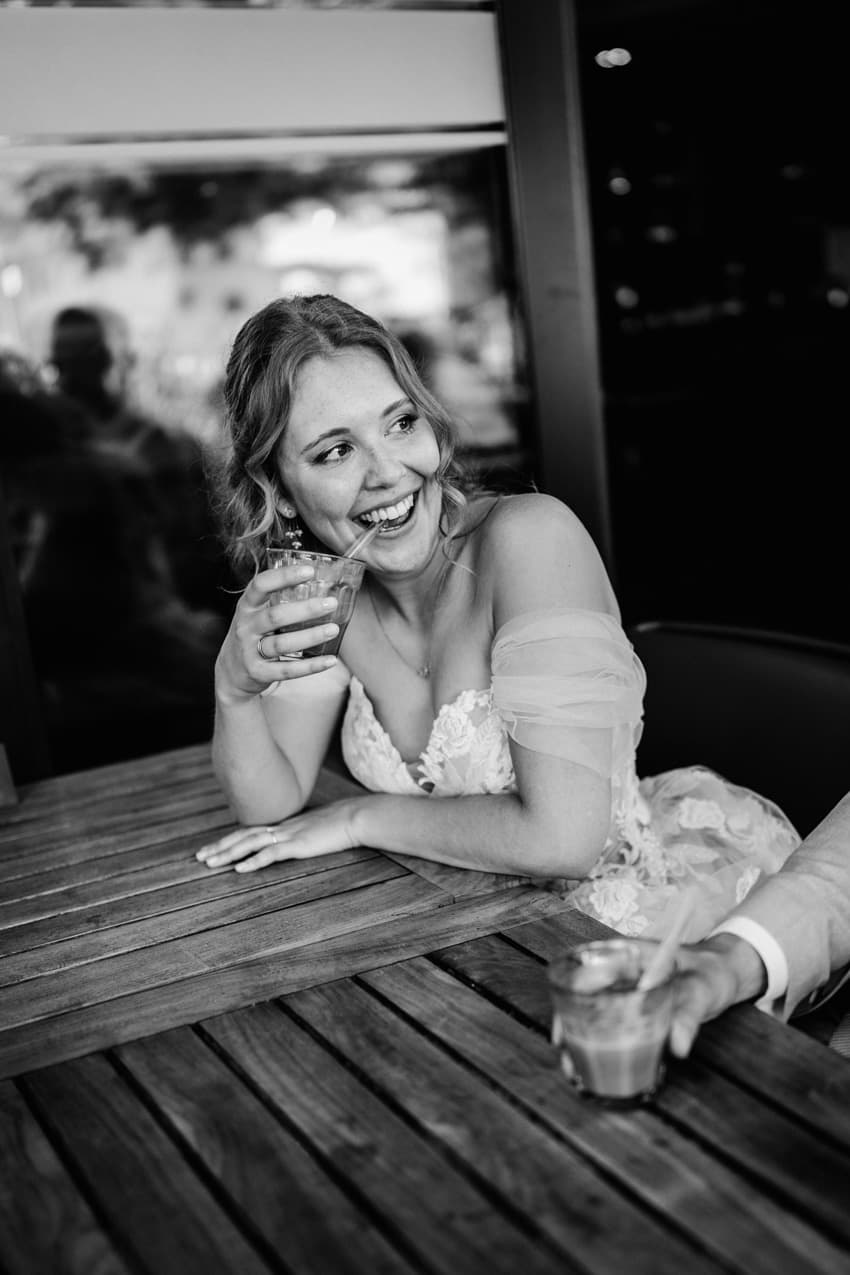 Braut trinkt entspannt Kaffee Hochzeitsfoto im Vintage Stil