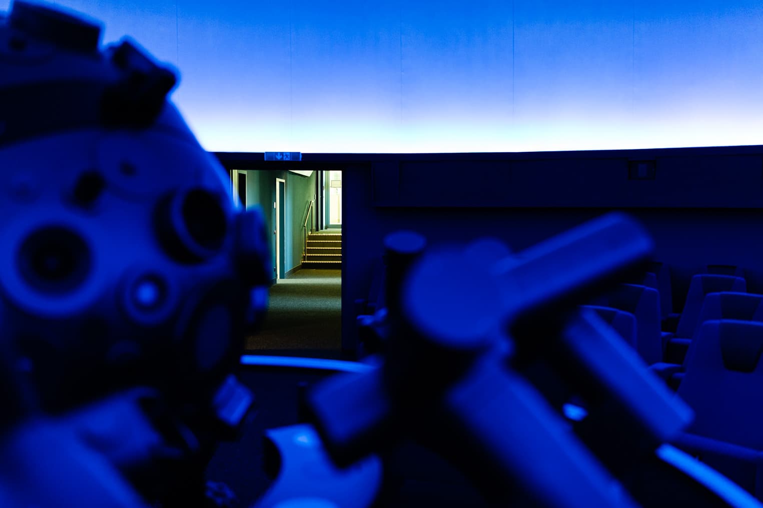 Stimmungsvolle Beleuchtung im Innenraum des Planetariums Freiburg
