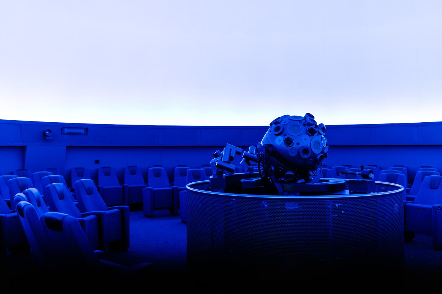 Atmosphärisch beleuchteter Raum im Planetarium Freiburg