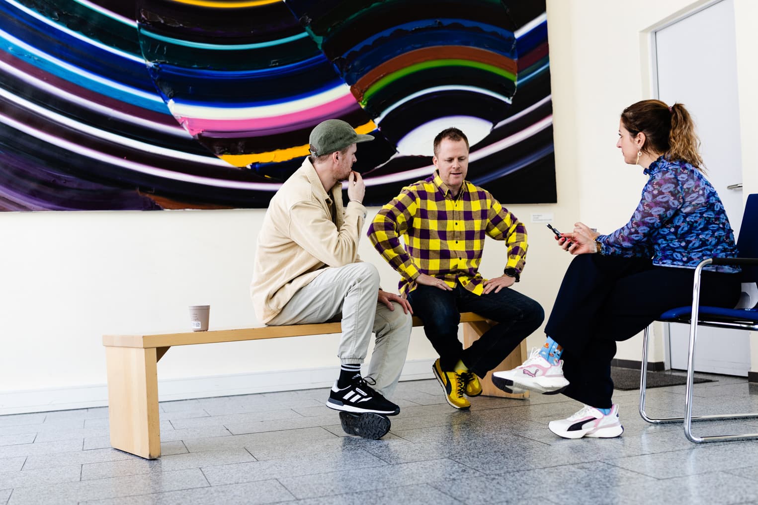 Interview-Situation im Planetarium Freiburg mit Redakteurin und Zweierpasch