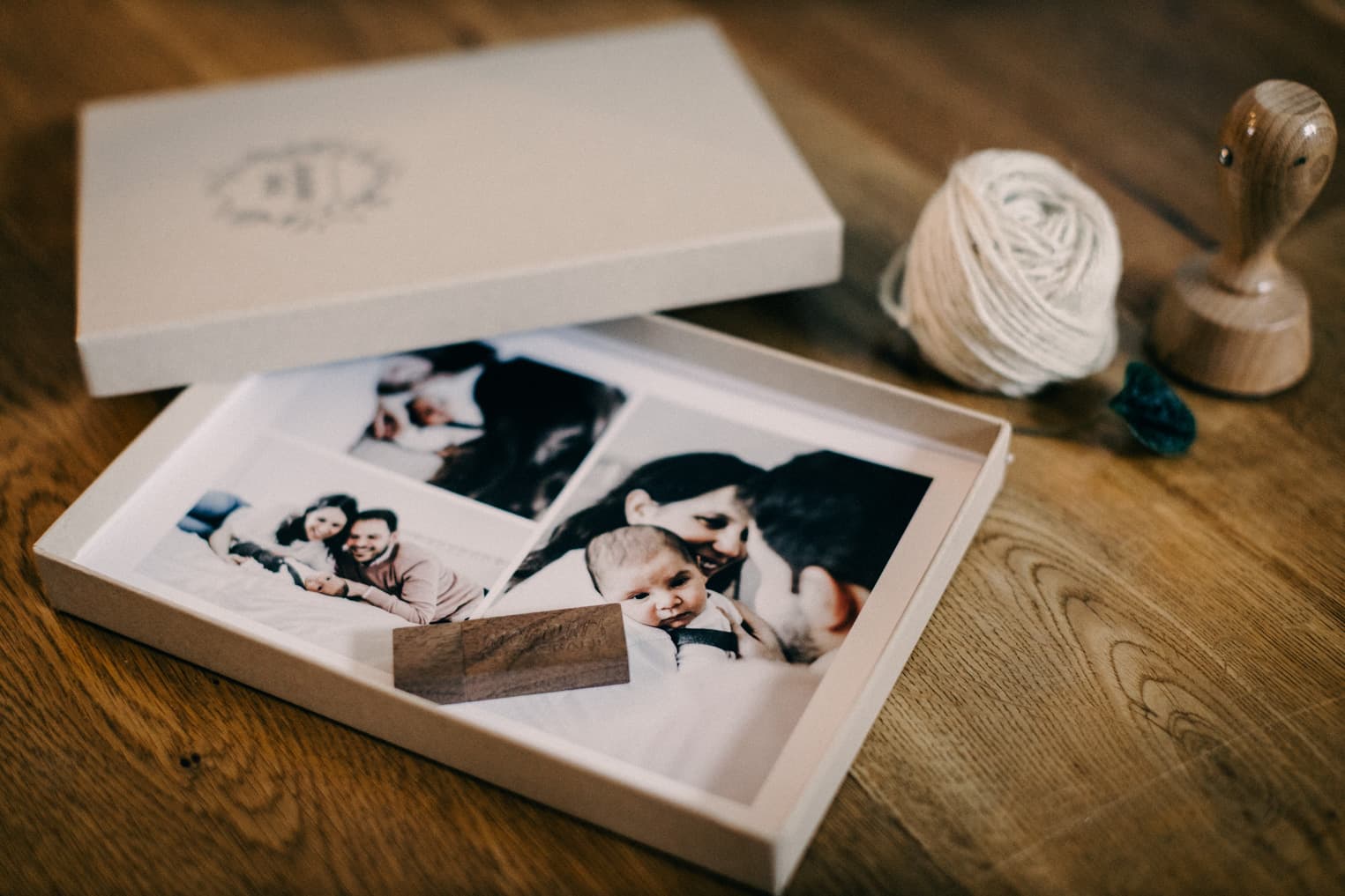 Geöffneter Deckel der Fotobox mit Fotoabzügen und USB-Stick für Bildercollagen vom Fotoshooting