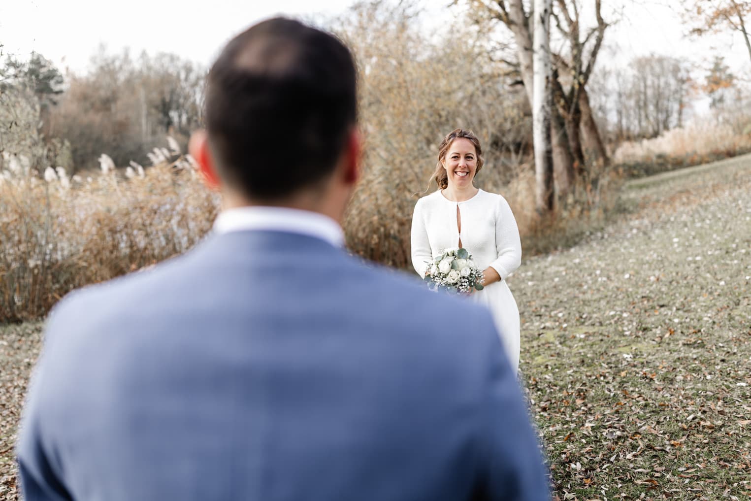 Blick über die Schulter des Bräutigams beim ersten Treffen mit der Braut
