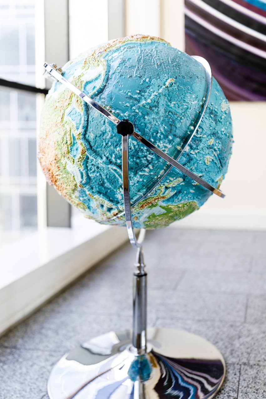 Globus im Innenraum des Planetariums Freiburg als Ausstellungsobjekt