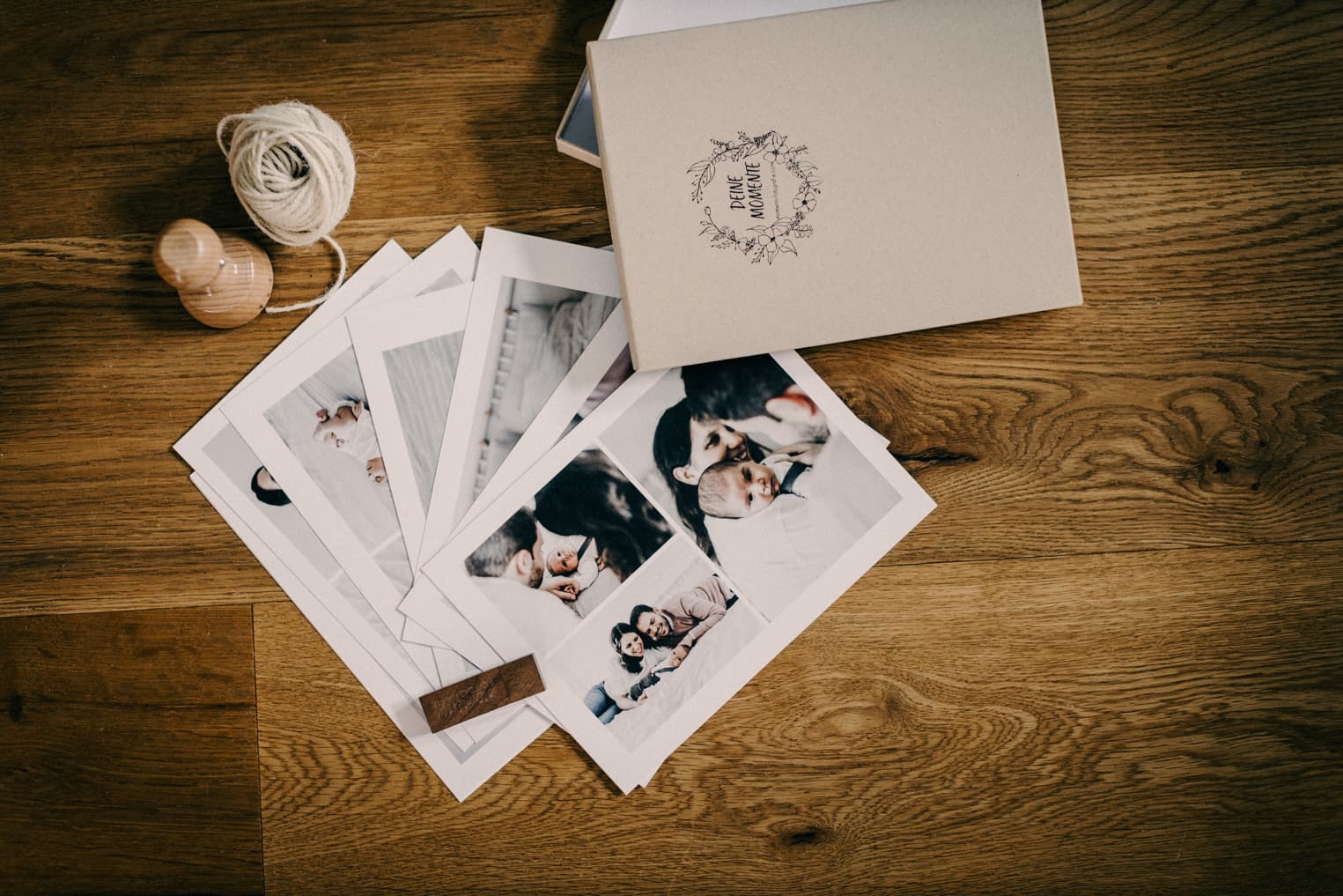 Fotobox neben ausgestellten Bildern liegend stilvolle Aufbewahrung der Fotoabzüge