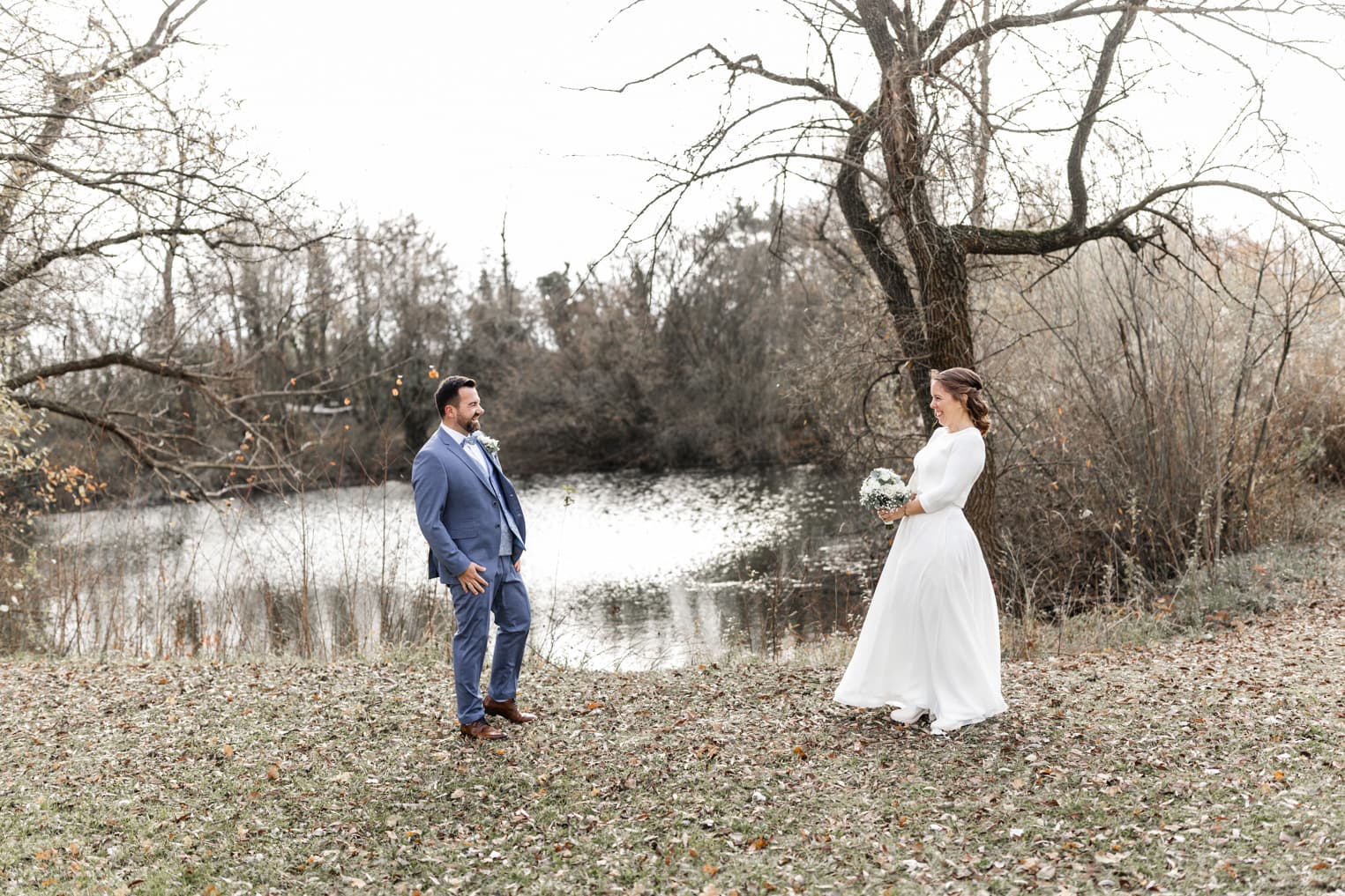 Braut und Bräutigam treffen sich zum ersten Mal am See und stehen sich gegenüber