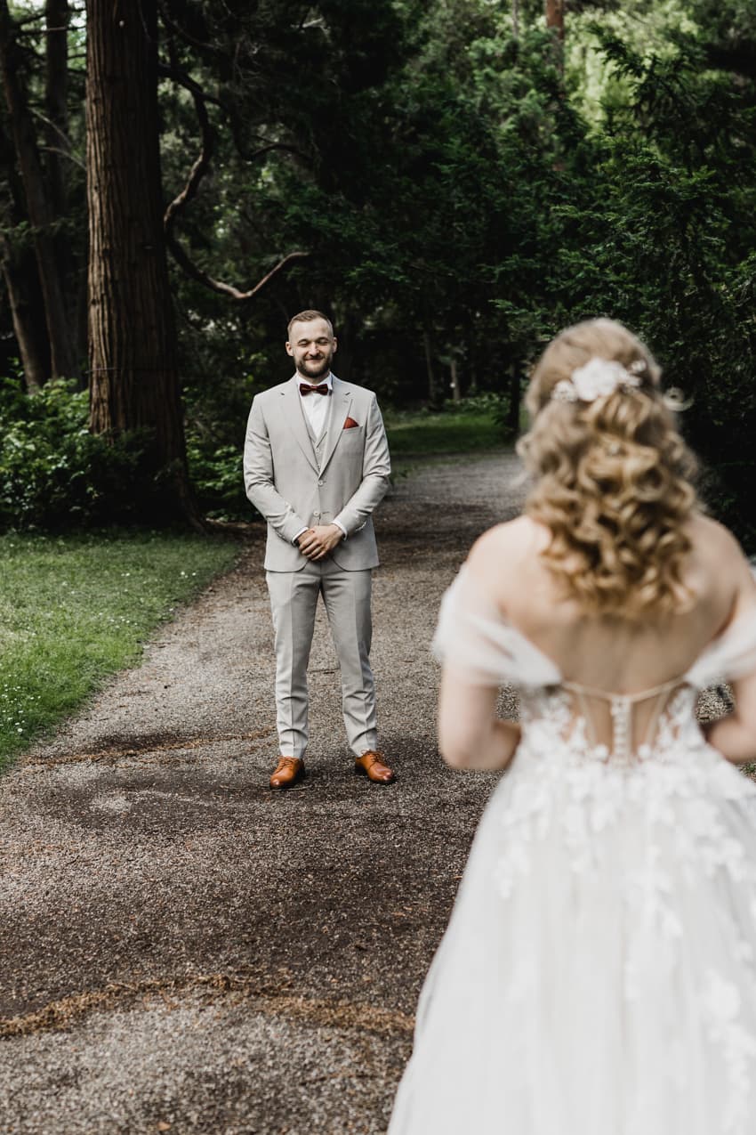 Bräutigam öffnet Augen beim First Look natürliche Hochzeitsfotos Freiburg