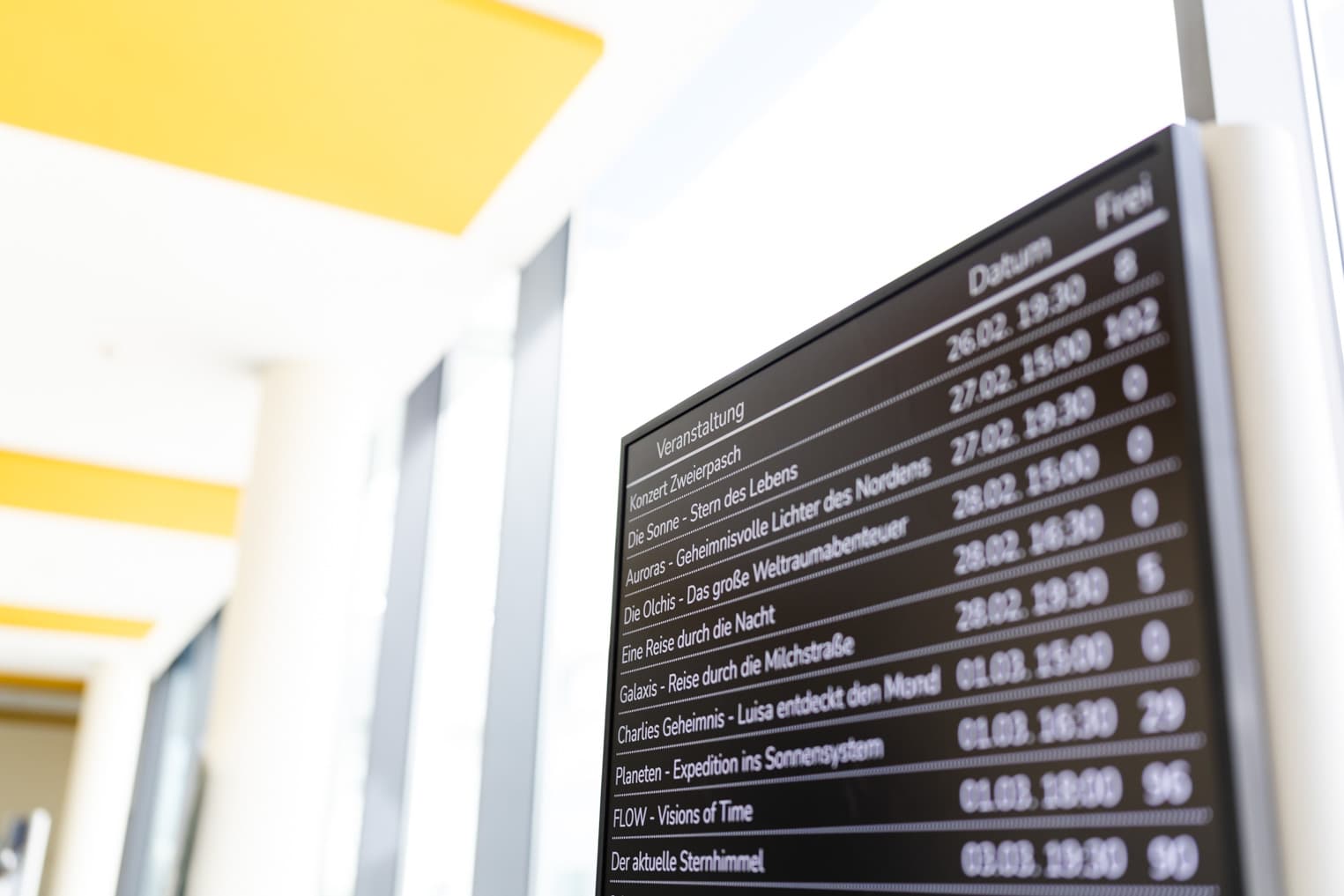 Anzeigetafel im Planetarium Freiburg mit Programmhinweisen