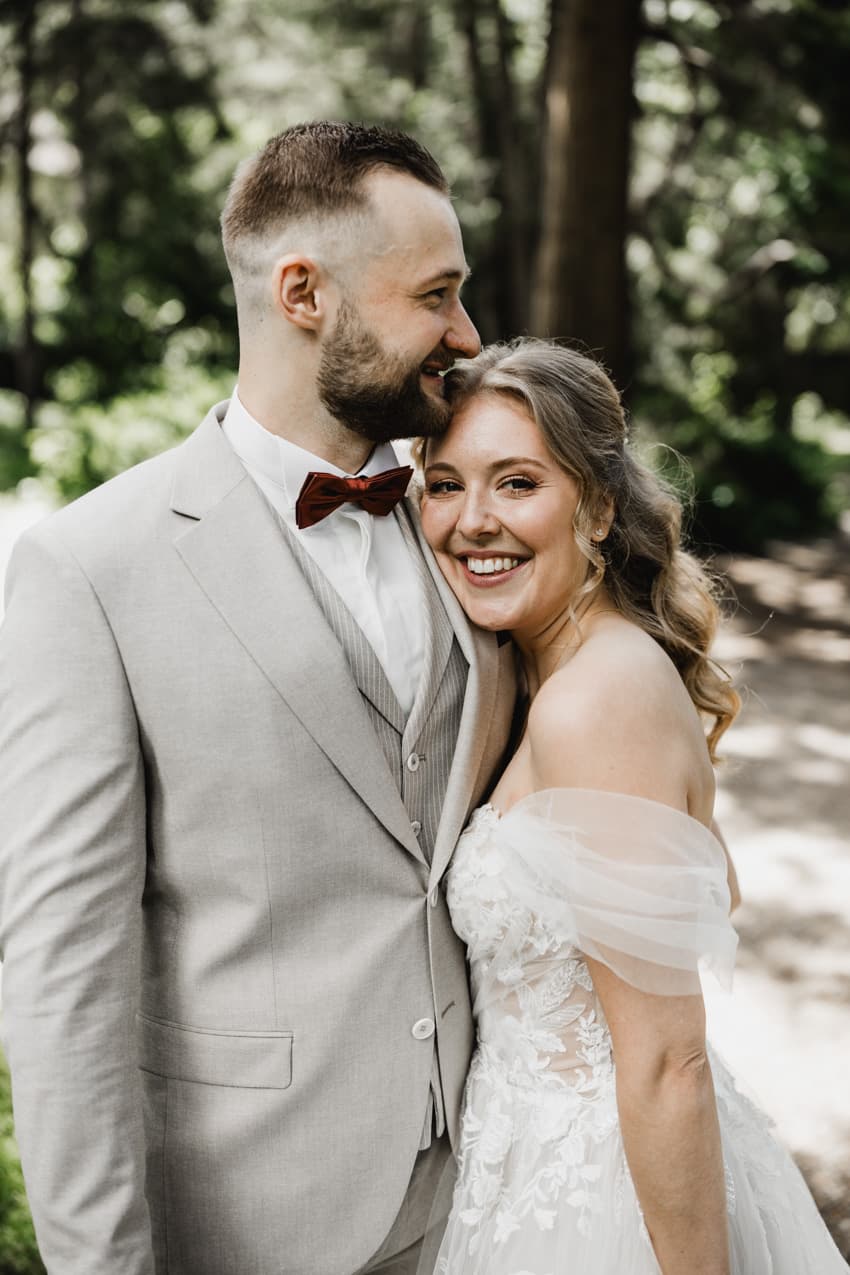 Braut lehnt Kopf an Bräutigam romantisches Hochzeitsfoto Vintage Hochzeit