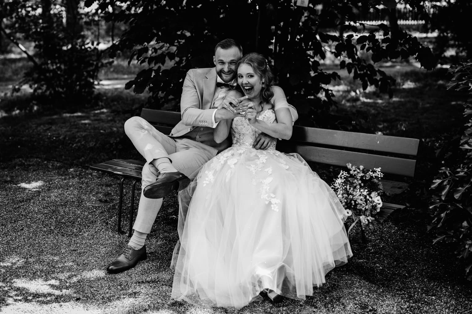 Brautpaar zeigt Eheringe in die Kamera stilvolle Hochzeitsfotografie