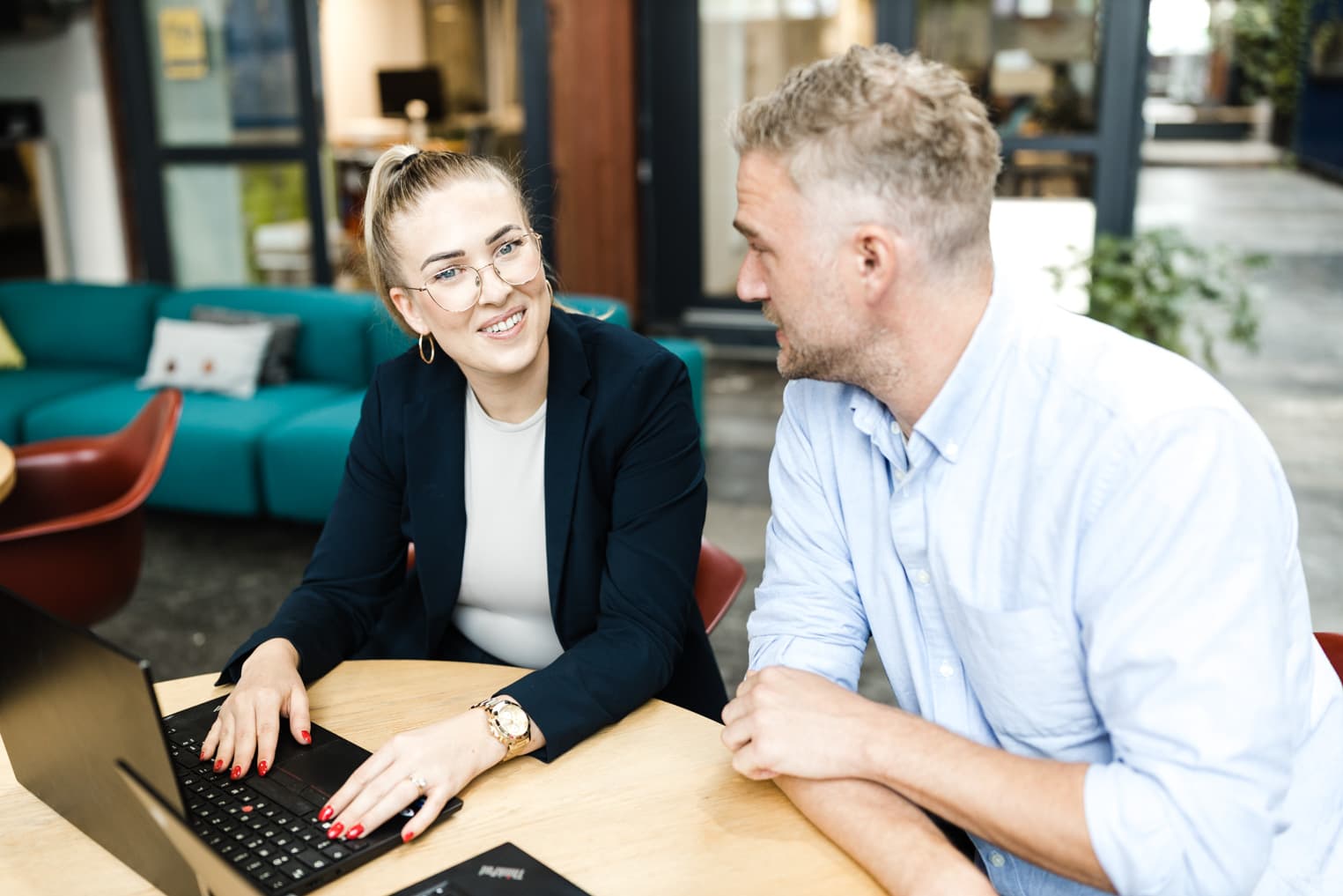 Unternehmensfotografie aus Freiburg mit zwei Mitarbeitenden im Gespräch am Arbeitsplatz