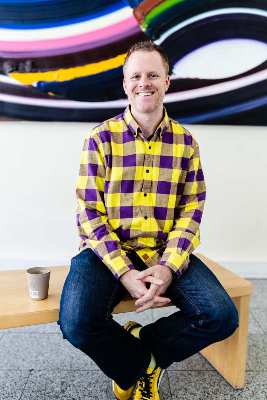 Porträt eines Mitglieds der Band Zweierpasch im Planetarium Freiburg