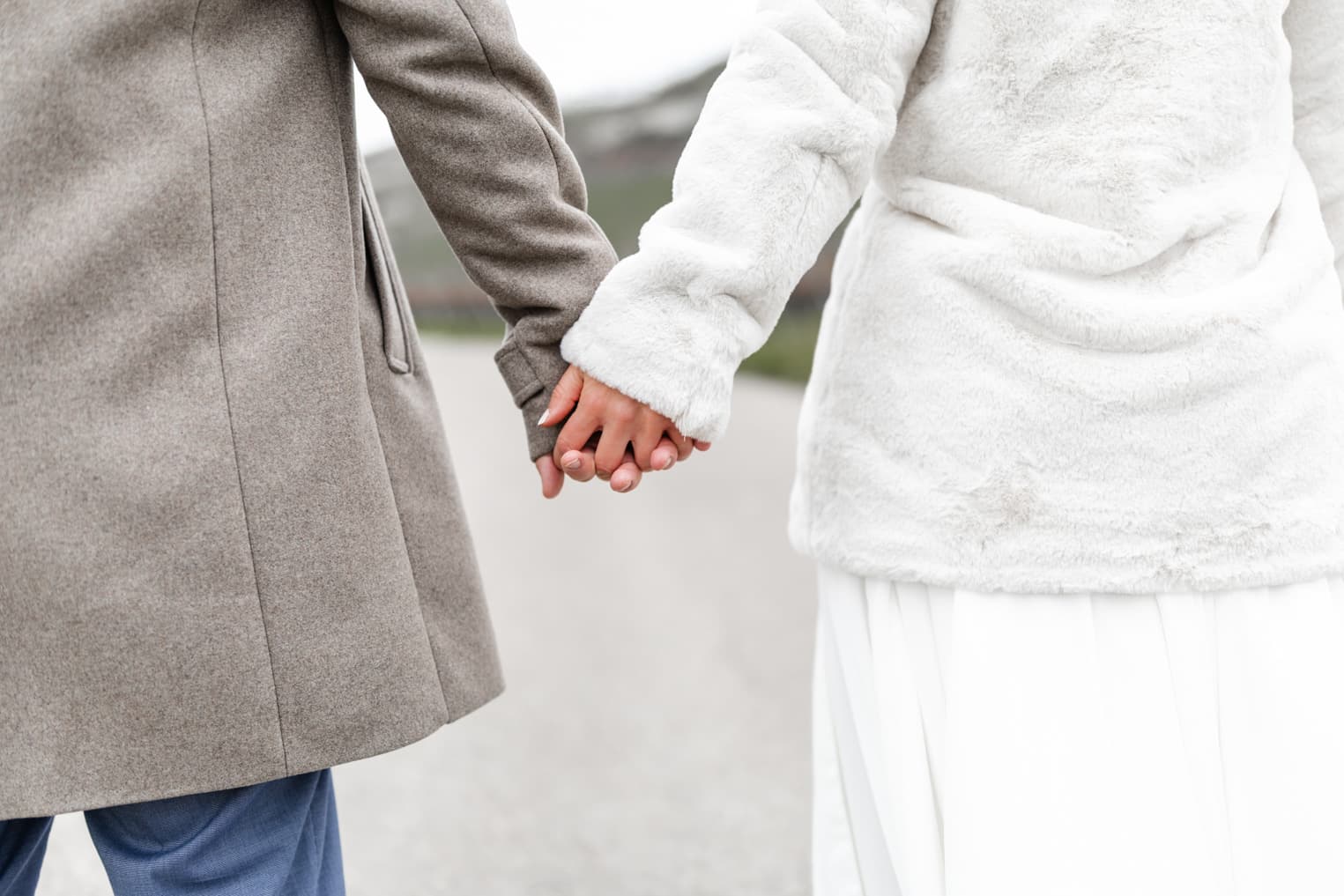 Nahaufnahme der Hände des Brautpaares, Hand in Hand