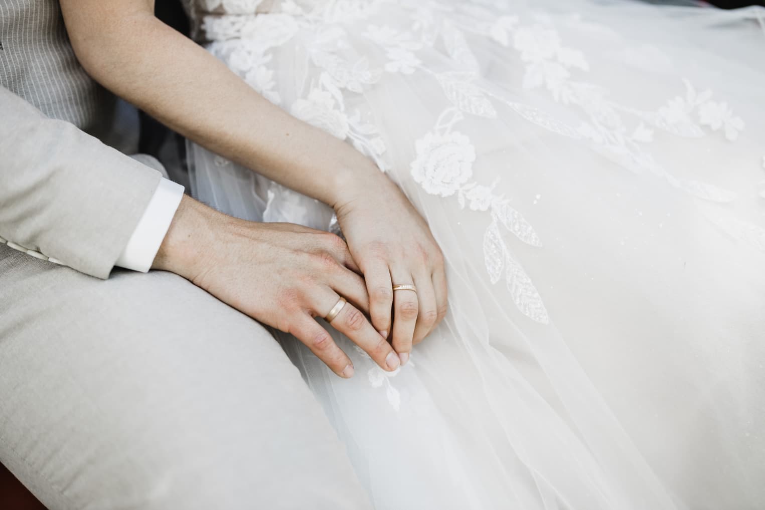 Hände des Brautpaars mit Eheringen übereinander gelegt romantische Hochzeitsbilder