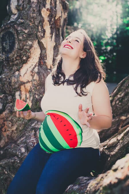 Babybauch mit Melone auf dem T-Shirt