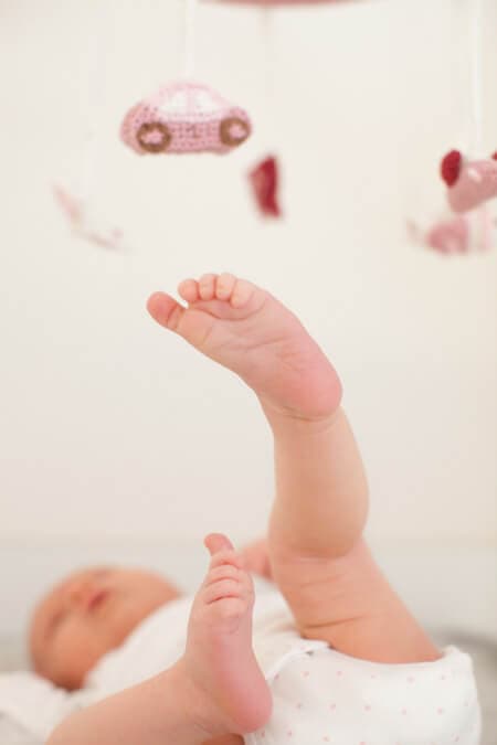 Babyfuß mit Mobile