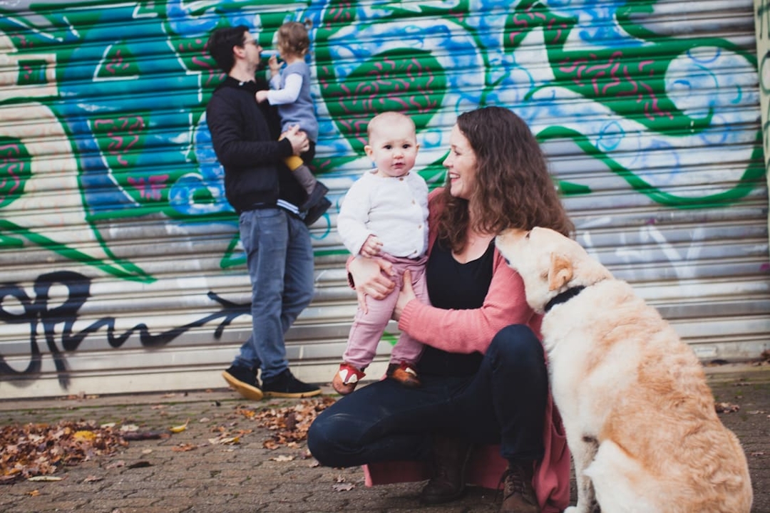 Familie mit Hund vor Grafiti