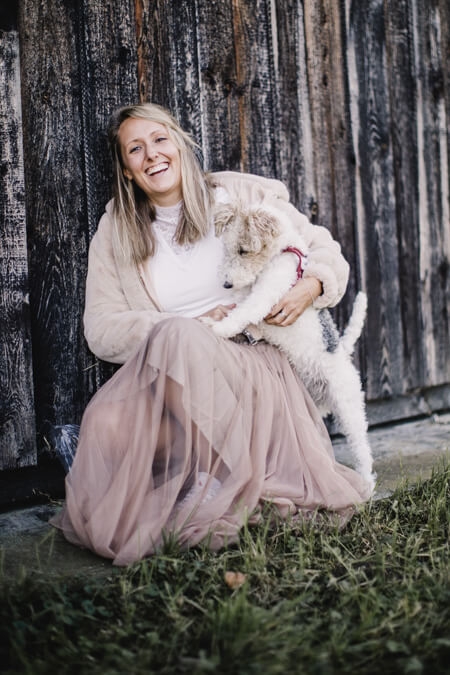 Frau mit rosa Tüllrock und Hund