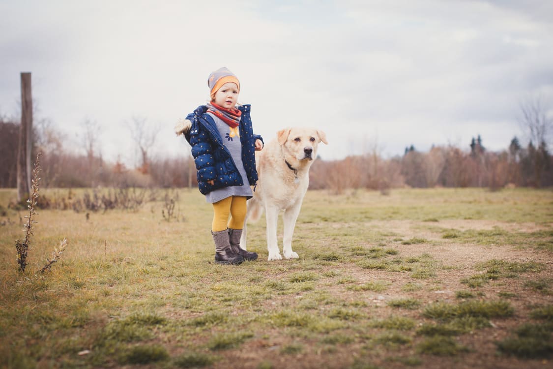 Mädchen mit Hund auf einer Wiese