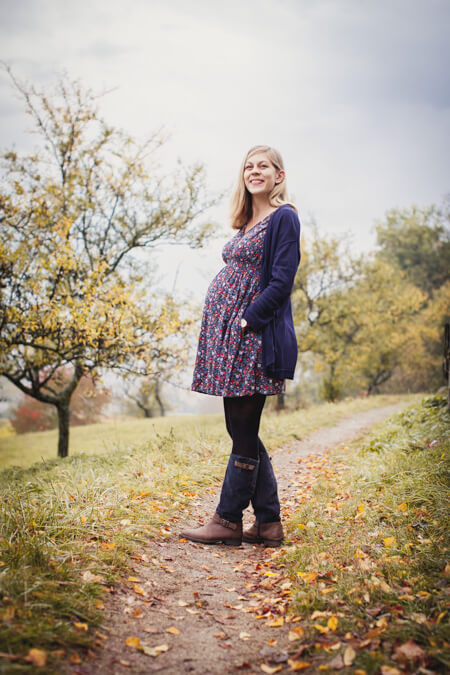 Frau mit Babybauch und schöner Landschaft