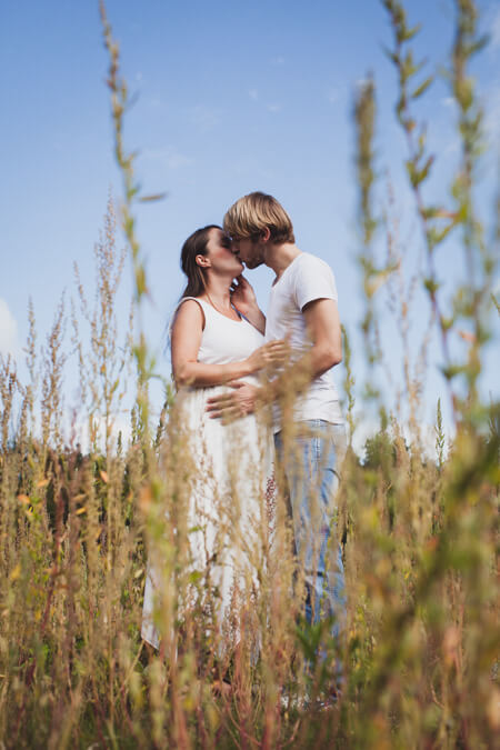 Paar küsst sich im Feld