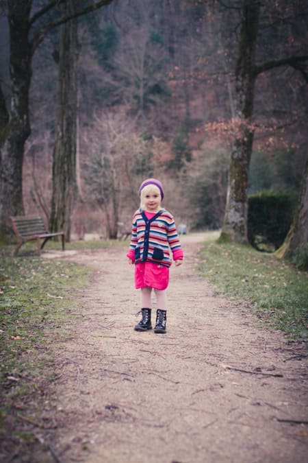 Kleines Mädchen laüft auf einem Weg