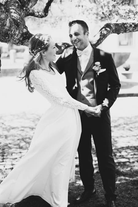 SW Aufnahme von Brautpaar unter einem Baum