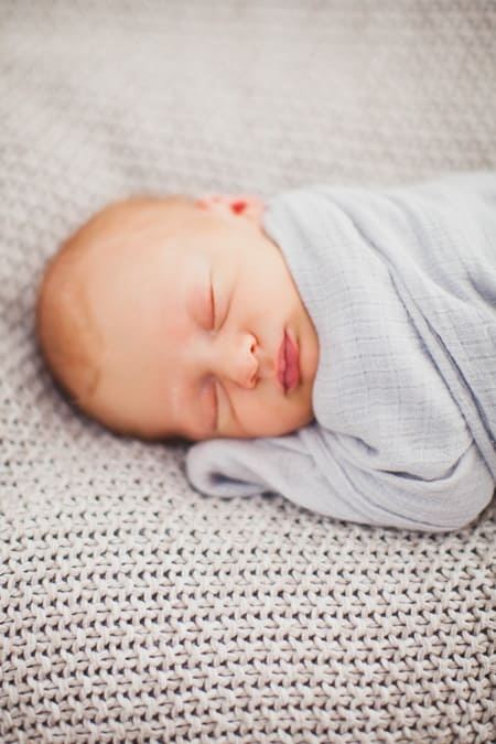 Nahaufnahme von schlafendem Baby eingepuckt 