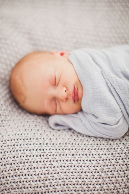 Nahaufnahme von schlafendem Baby eingepuckt