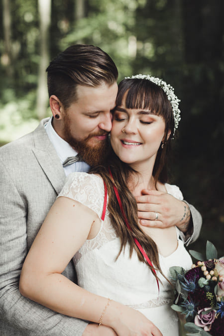 Brautpaar eng umschlungen.