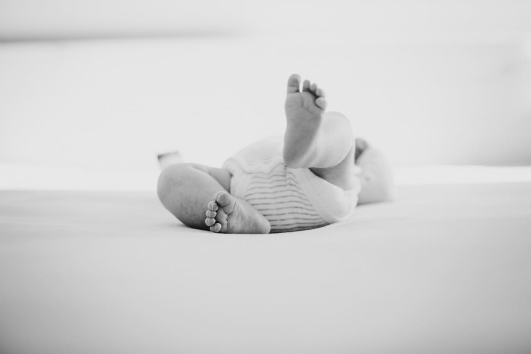 Babyfüße in schwarz weiß 