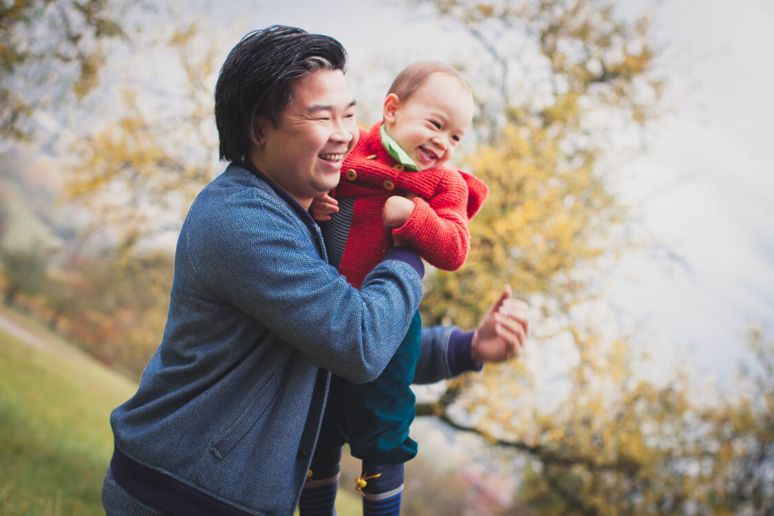 Vater mit Sohn auf dem Arm