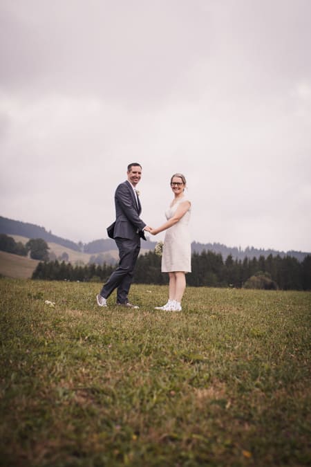 Brautpaar blickt über die Schulter zurück