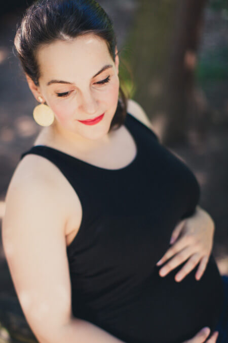 Blick von oben auf Frau mit Babybauch