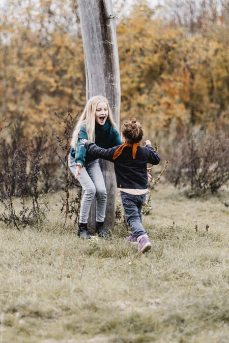 Kleine Schwester läuft der großen Schwester in die Arme