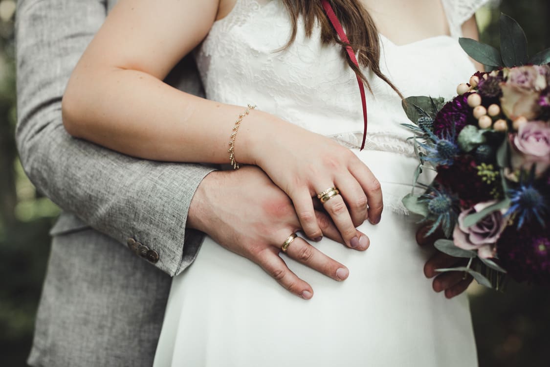 Hände mit Eheringen vom Brautpaar