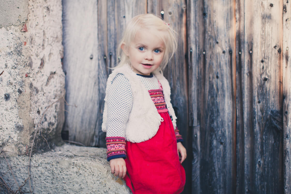 Mädchen vor Scheunentor