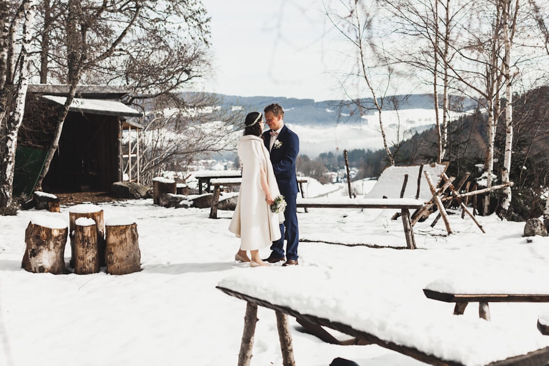 Brautpaar auf Grillplatz im Schnee